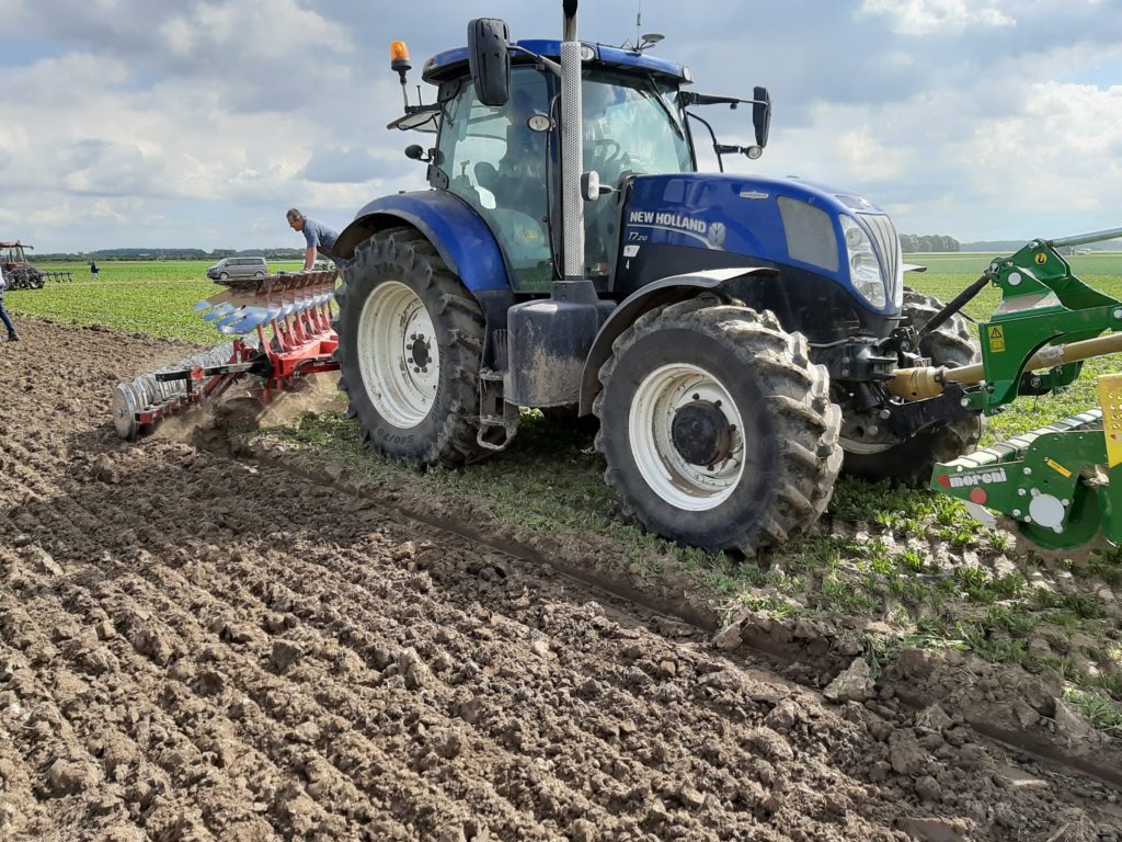 ondiep ploegen met Ecoploeg in combinatie met messenrotor. Afbouw van glyfosaat