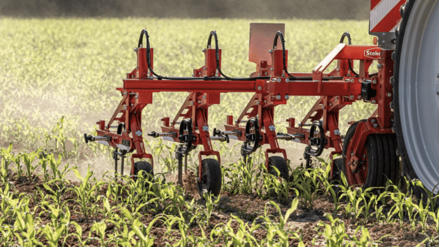 Steketee schoffelmachine voor gewasbescherming